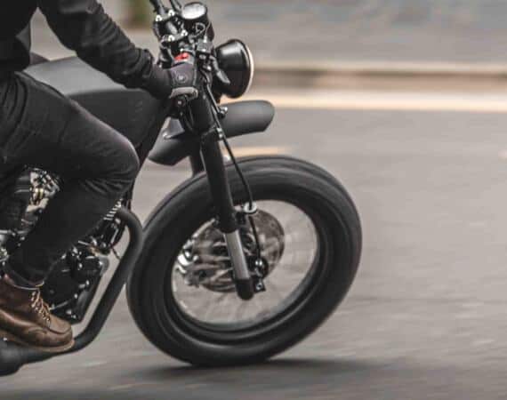 Mutt Motorcycles_Razorback_125_Black_girar