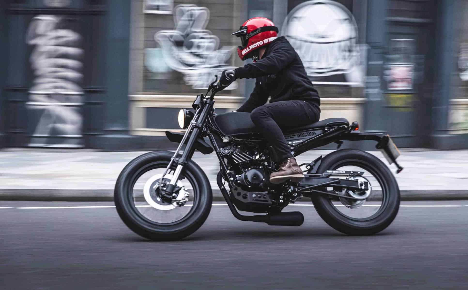 Mutt Motorcycles_Razorback_125_Black_lifestyle
